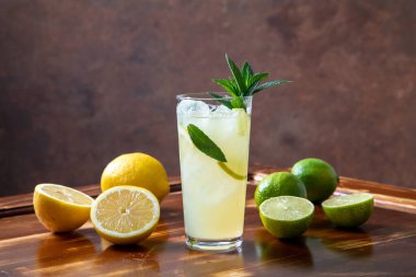 Koyu arkaplanda limonata ve nane aromalı taze limonata.
