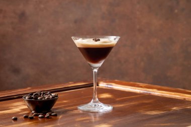 Tahta masada bir bardak lezzetli kokteyl.