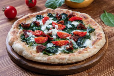 Pizza domates ve fesleğen