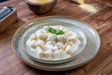 Ekşi kremalı ve peynirli ev yapımı hamur tatlısı.