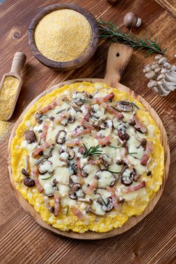 Peynirli ve mantarlı ev yapımı pizza.