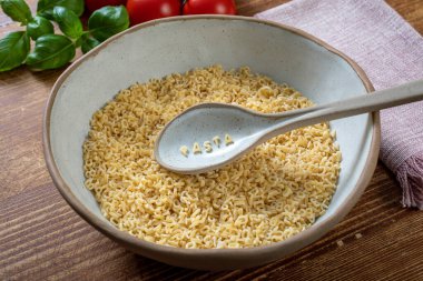 instant noodles with tomato and basil