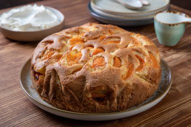 Tahta bir masada ev yapımı elmalı turta.