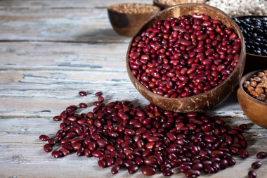 Kırsal arka planda tahta kasede kırmızı fasulyeler.