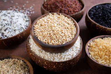 Siyah arkaplanda çiğ pirinç