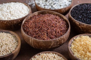 Tahta kutuda çiğ pirinç taneleri, yaklaşın..