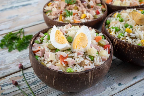 Рисовый Салат Ветчиной Овощами Яйцами — стоковое фото