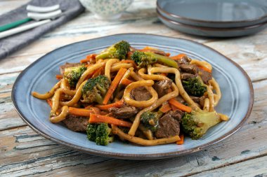 Sebze ve biftekli Asya bifteği.