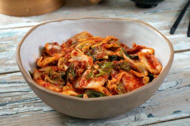Kore usulü kızarmış kimchi.