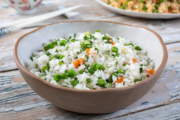 Ρύζι Λαχανικά Καρότα Και Κρεμμύδια Ένα Μπολ Ξύλινο Τραπέζι — Φωτογραφία Αρχείου