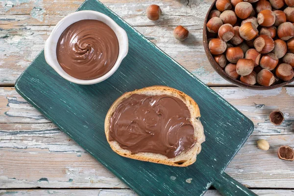 Tigela Chocolate Espalhado Com Nozes Mesa Madeira — Fotografia de Stock