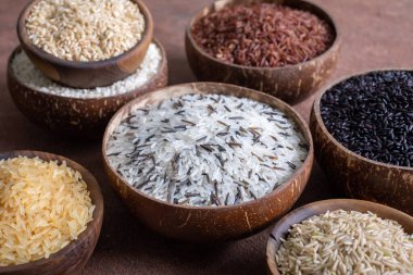 Tahta kasede çeşitli pirinç