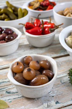 Bir kase farklı sebze turşusu.