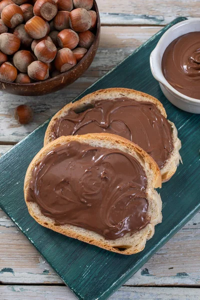 Fındıklı çikolatalı ekmek ve çikolata sosu.