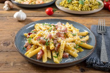 pastırmalı, peynirli, fesleğenli, sarımsaklı ve parmesanlı makarna.