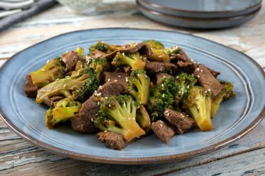 Karıştır - sığır eti ve istiridye soslu kızarmış brokoli