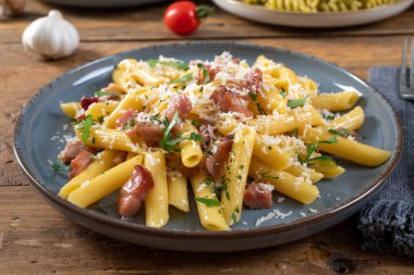 sosisli makarna, pastırma ve peynir ahşap masada..