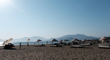 Iztuzu Sahili 'nde insanlar tatil yapıyor..