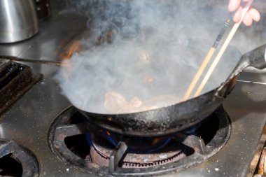 Japonlar domuz eti pişiriyor. Kızartma tavasında kızartıyorlar. Geleneksel Japon ev yemekleri.