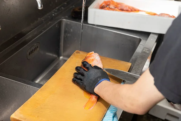 Японский Повар Обрабатывает Рыбу Приготовления Сашими — стоковое фото