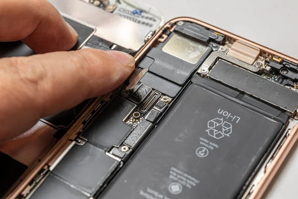 Smartphone Battery Replacement Repair Lcd Panel Replacement — Foto Stock
