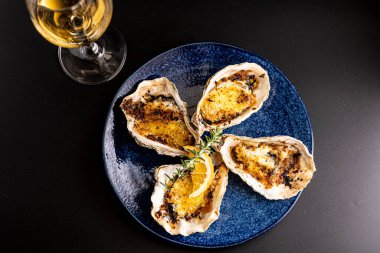 Fresh oysters that can be eaten raw cooked in gratin