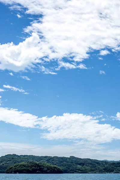 Yazın Mavi Gökyüzü Beyaz Bulutlar — Stok fotoğraf