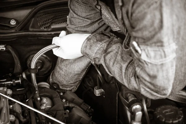 Μηχανική Και Επισκευή Αυτοκινήτων Στο Γκαράζ — Φωτογραφία Αρχείου