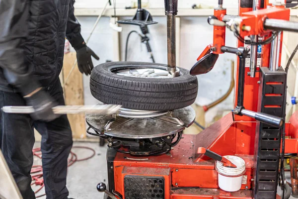 Bir Otomobil Tamirhanesinde Fren Pedi Lastiklerin Değiştirildiği Yer — Stok fotoğraf