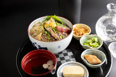 Japon deniz ürünleri kasesini yemek masasında fotoğraflamak.