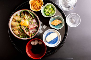 Japon deniz ürünleri kasesini yemek masasında fotoğraflamak.