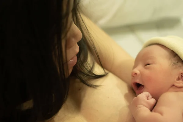 Livsstil Skott Kvinna Som Håller Blandade Asiatiska Kaukasiska Bedårande Nyfödda — Stockfoto
