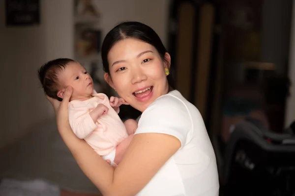 Estilo Vida Tiro Jovem Feliz Asiático Chinês Mulher Segurando Ternamente — Fotografia de Stock