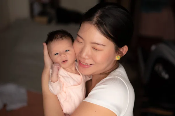 Livsstil Skott Ung Och Glad Asiatisk Kinesisk Kvinna Håller Ömt — Stockfoto