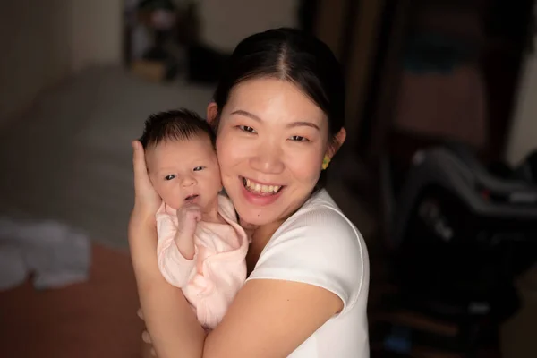 Lifestyle Shot Jong Gelukkig Aziatische Chinese Vrouw Houden Teder Haar — Stockfoto