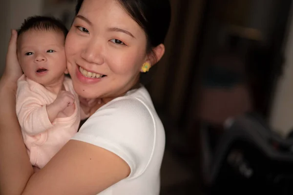 Lifestyle Shot Jong Gelukkig Aziatische Chinese Vrouw Houden Teder Haar — Stockfoto
