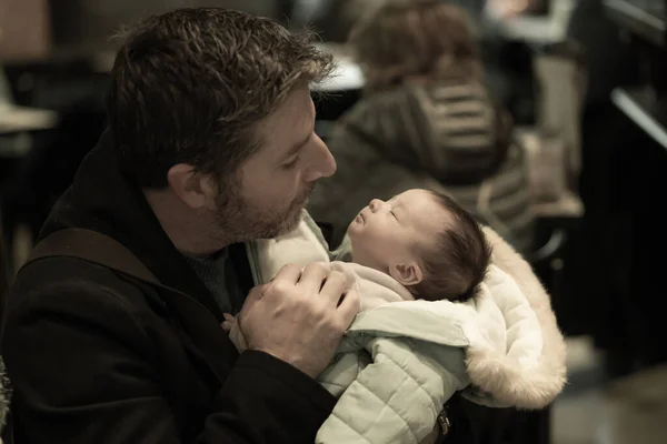 Binnen Levensstijl Portret Van Gelukkige Vader Houden Zijn Pasgeboren Baby — Stockfoto