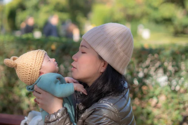 Buiten Levensstijl Portret Van Jonge Gelukkig Mooi Aziatische Chinese Vrouw — Stockfoto