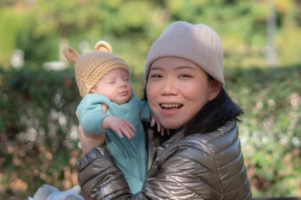 Utendørs Livsstil Portrett Ung Lykkelig Vakker Asiatisk Koreansk Kvinne Som – stockfoto
