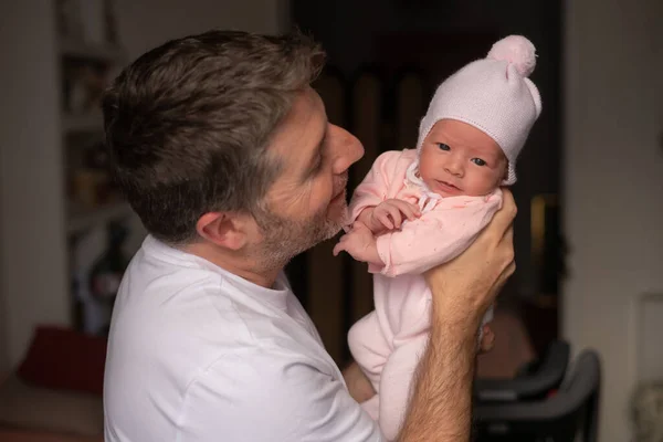 Çekici Mutlu Bir Adamın Hayat Tarzı Portresi Bebeğini Kollarına Alıyor — Stok fotoğraf