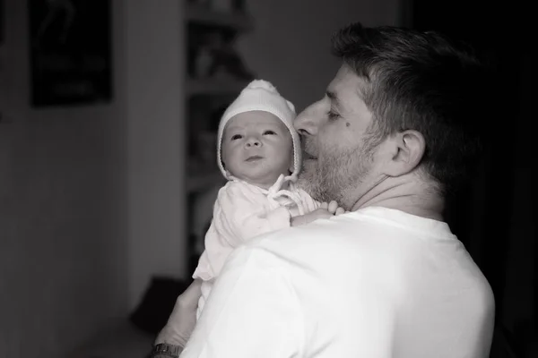 매력적 남자의 라이프 스타일 아기를 고자랑 스러운 아버지로 흑백으로 사랑의 — 스톡 사진