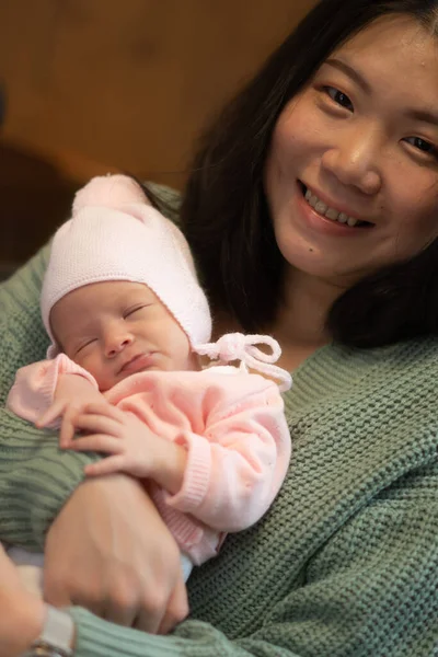 행복하고 매력적 아시아 여자가 귀여운 태어난 여아를 다정하고 부드럽게 육아와 — 스톡 사진
