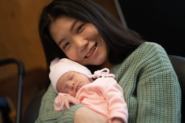Jong Gelukkig Aantrekkelijk Aziatisch Chinees Vrouw Houden Haar Schattig Pasgeboren — Stockfoto