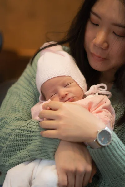 Genç Mutlu Çekici Asyalı Kadın Sevimli Yeni Doğmuş Bebeğini Kollarına — Stok fotoğraf