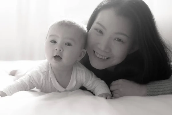 Láska Hravost Mladá Asijská Číňanka Radostně Angažuje Svou Holčičkou Posteli — Stock fotografie