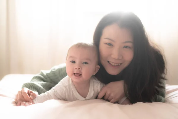 Любовь Игривость Молодая Азиатская Кореянка Радостно Взаимодействует Своей Малышкой Кровати — стоковое фото