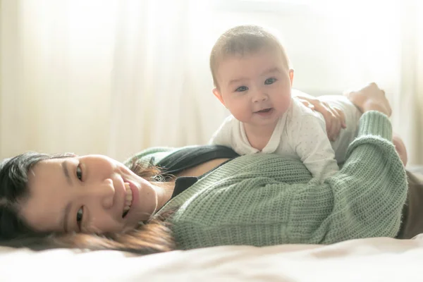 Amor Alegría Una Joven Coreana Asiática Involucra Alegremente Con Bebé — Foto de Stock