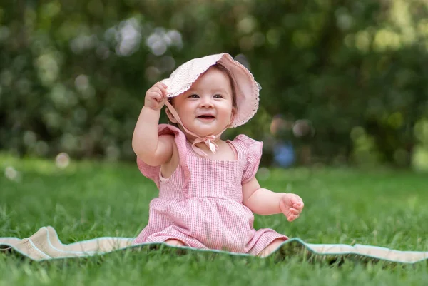 Schattig Gelukkig Baby Meisje Buiten Het Park Portret Van Maanden — Stockfoto