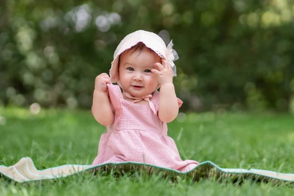 Schattig Gelukkig Baby Meisje Buiten Het Park Portret Van Maanden — Stockfoto