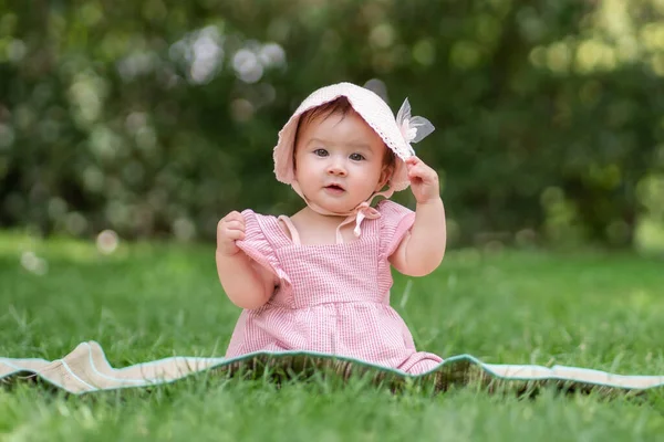 Adorabile Felice Bambina All Aperto Nel Parco Ritratto Mesi Bella — Foto Stock